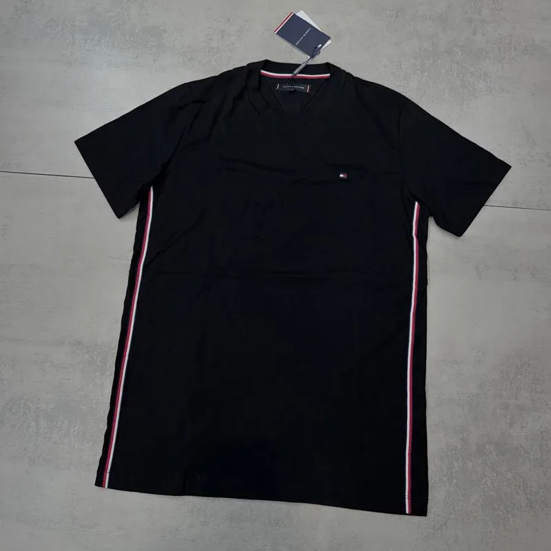 Camiseta Tommy Hilfiger Preta Faixas Laterais