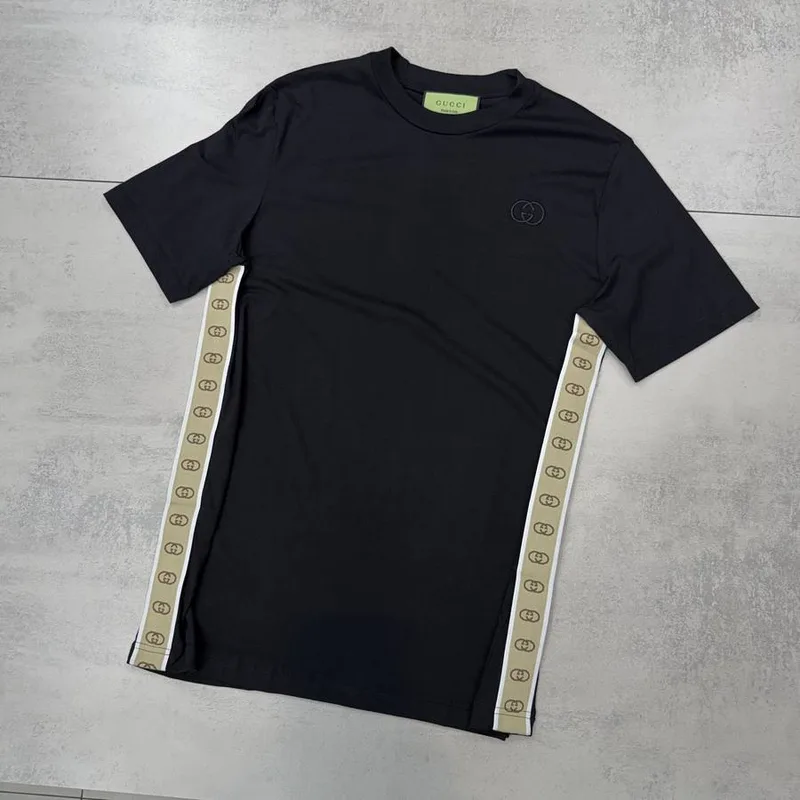 Camiseta Gucci Preta Faixas Monograma Laterais
