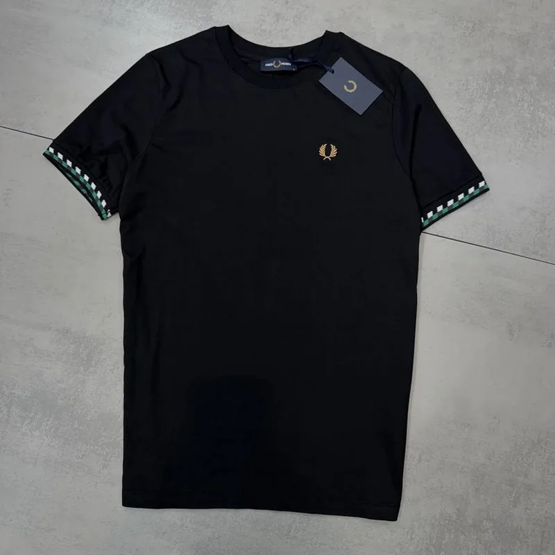 Camiseta Fred Perry Preta Detalhe Manga