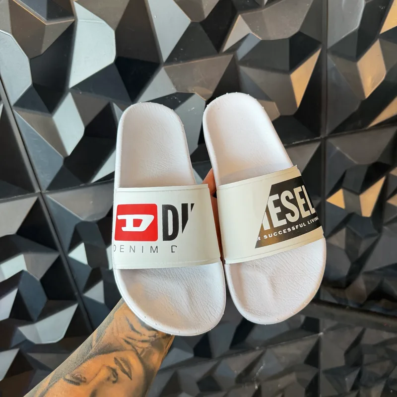 Slide Diesel Branco Escrito Diesel