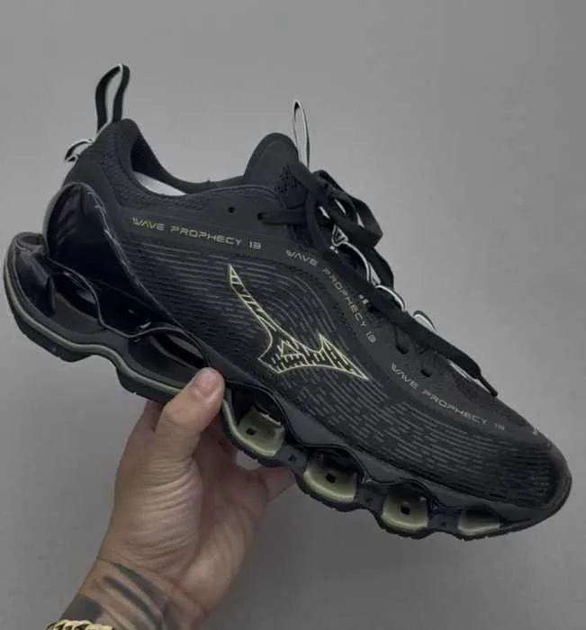 Tênis Mizuno Prophecy 13 Preto/Dourado Claro