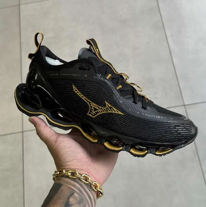 Tênis Mizuno Prophecy 13 Preto/Dourado Escuro