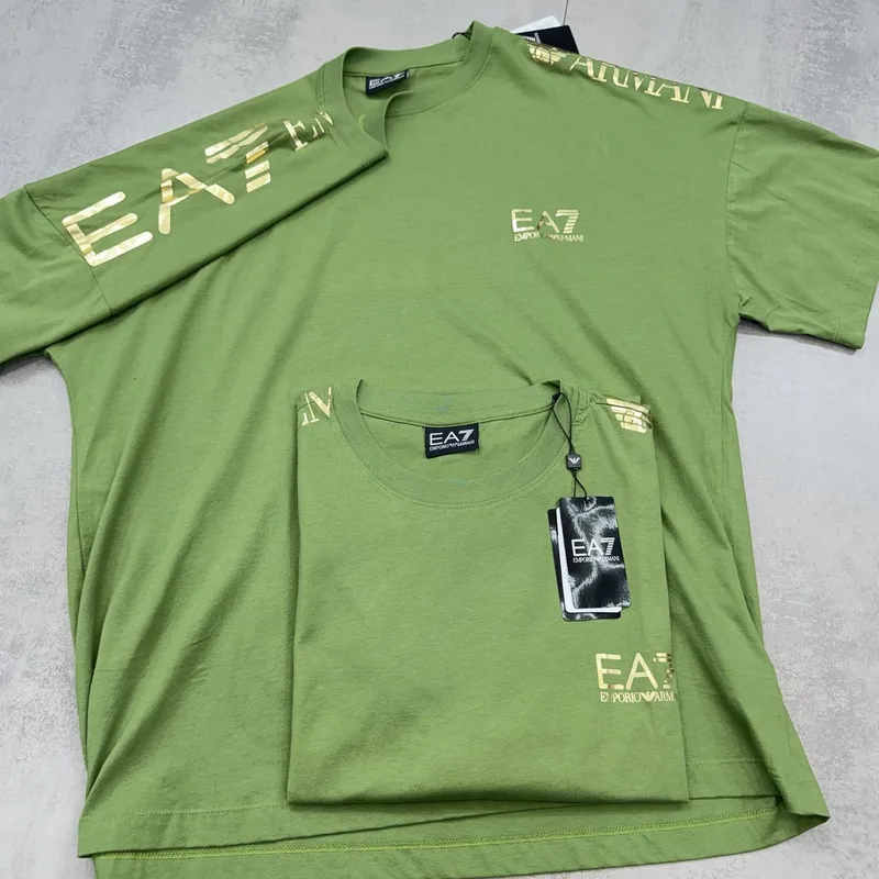 Camiseta Armani 007 - Emporio Armani EA7 verde detalhes dourados