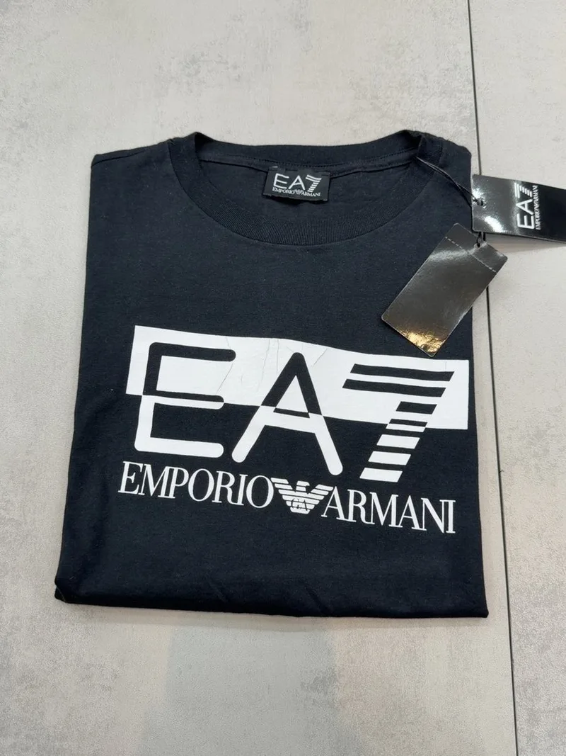 Camiseta Armani 008 - Emporio Armani EA7 preta estampa branca grande