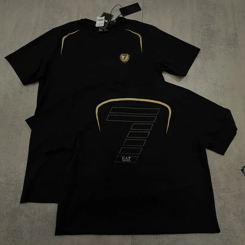 Camiseta Armani 010 - Emporio Armani EA7 preta detalhes dourados logo costas