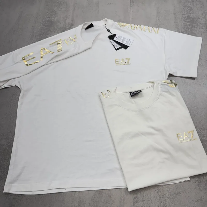 Camiseta Armani 014 - Emporio Armani EA7 branca detalhes dourados ombros