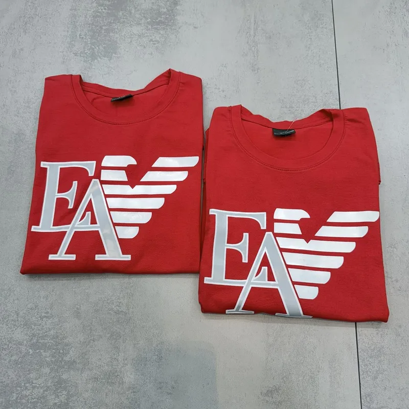 Camiseta Armani 016 - Emporio Armani vermelha logo EA branco/cinza