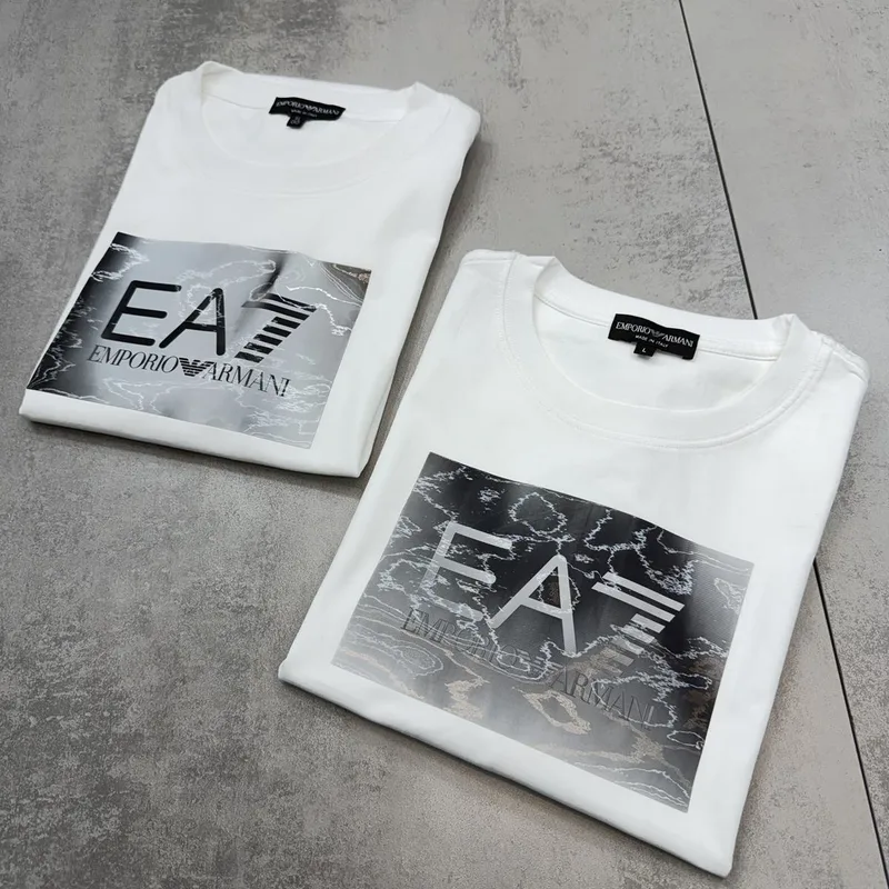 Camiseta Armani 018 - Emporio Armani EA7 branca estampa retangular cinza/preta