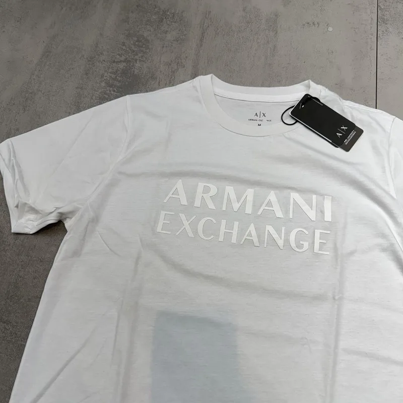 Camiseta Armani 021 - Armani Exchange branca escrita branca relevo