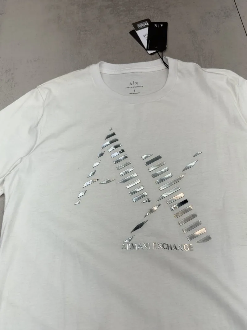 Camiseta Armani 023 - Armani Exchange branca estampa geométrica prata