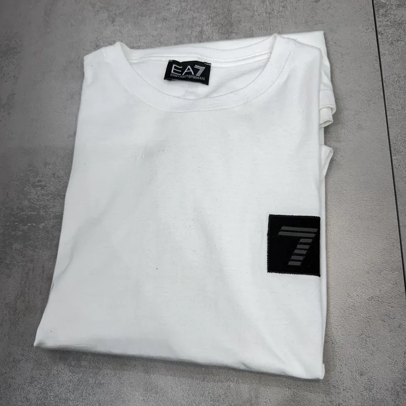 Camiseta Armani 024 - Emporio Armani EA7 branca patch preto logo 7