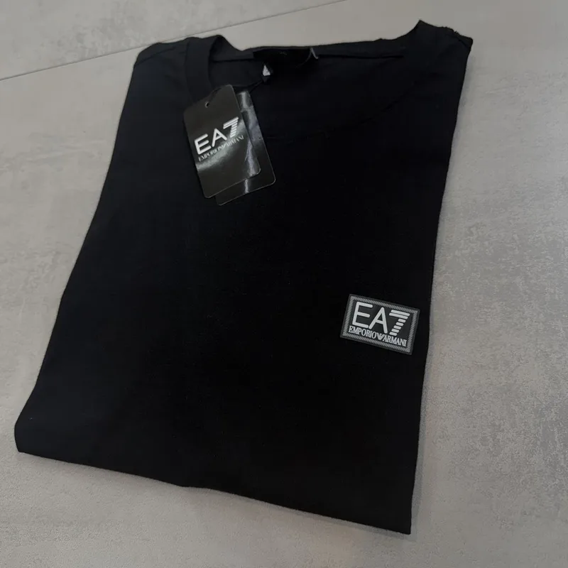 Camiseta Armani 025 - Emporio Armani EA7 preta patch pequeno