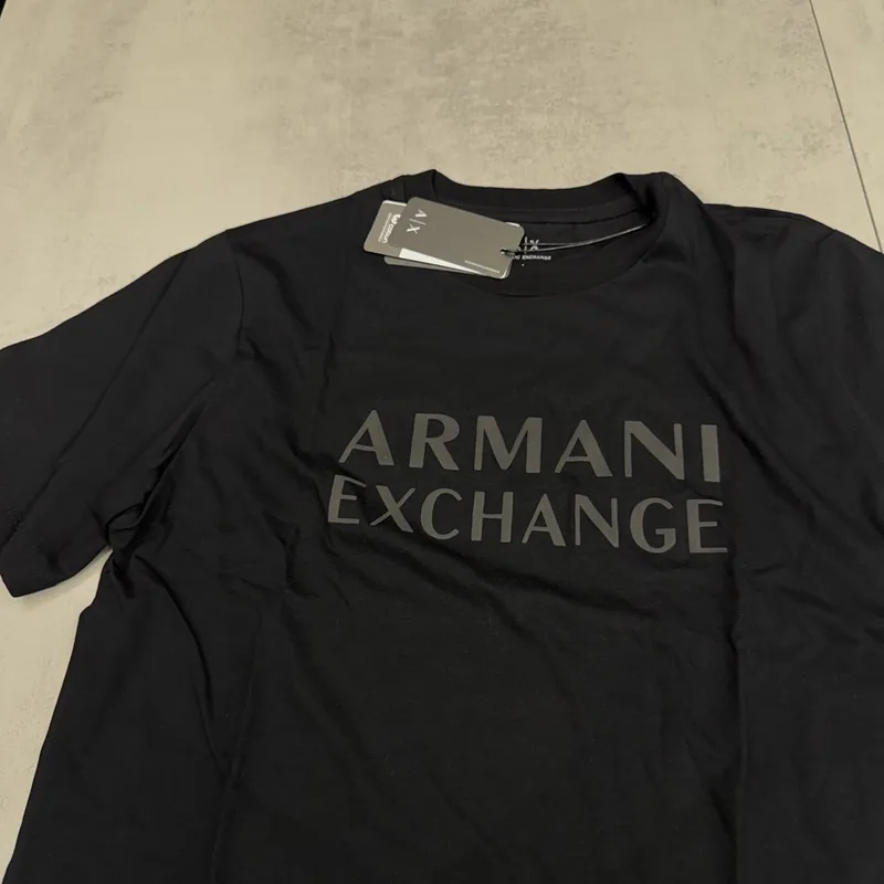 Camiseta Armani 028 - Armani Exchange preta escrita preto sobre preto