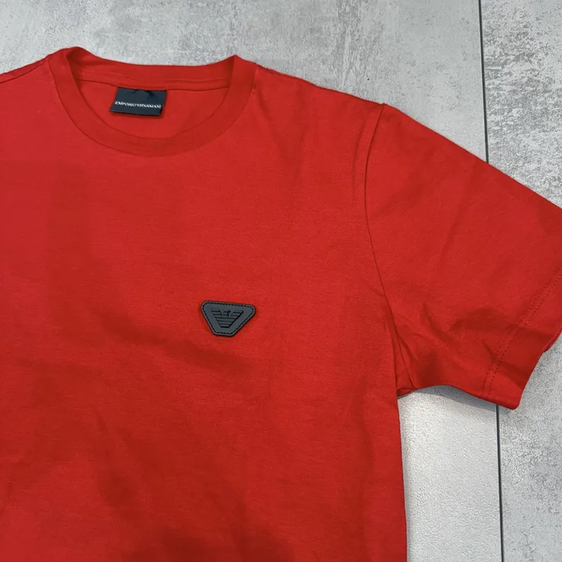 Camiseta Armani 031 - Emporio Armani vermelha patch pequeno preto