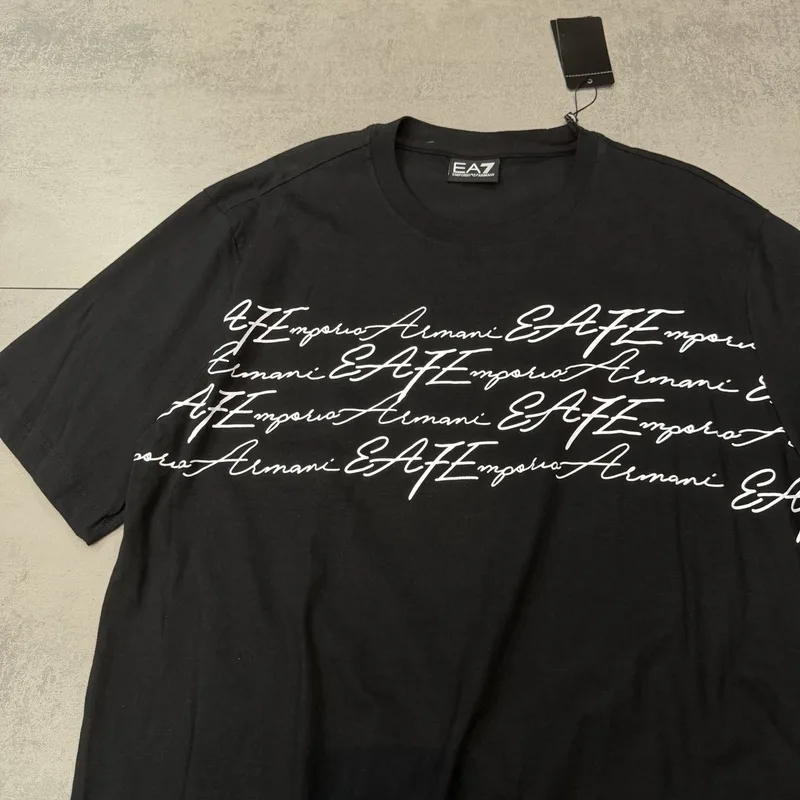 Camiseta Armani 033 - Emporio Armani EA7 preta escrita branca cursiva