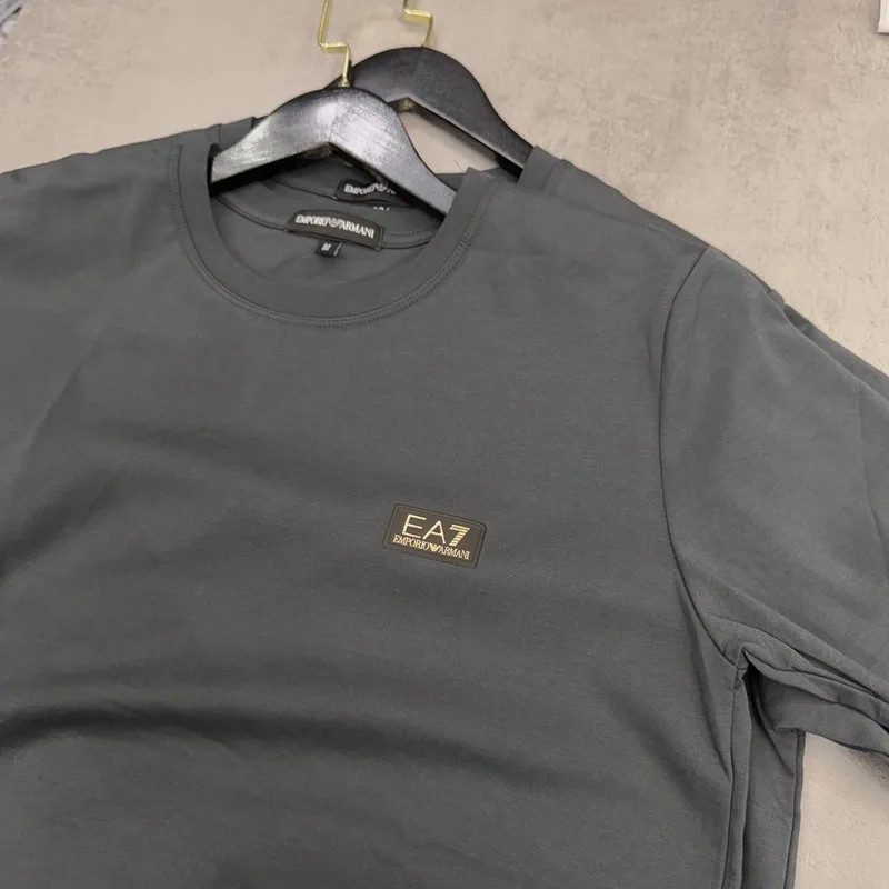 Camiseta Armani 034 - Emporio Armani EA7 cinza escuro patch preto/dourado