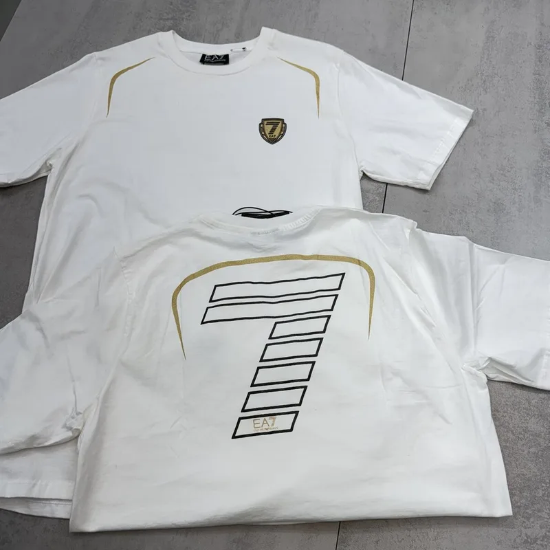 Camiseta Armani 036 - Emporio Armani EA7 branca detalhes dourados logo costas