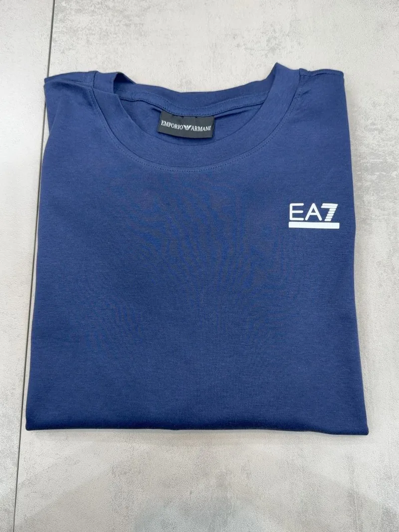 Camiseta Armani 040 - Emporio Armani EA7 azul logo pequeno branco