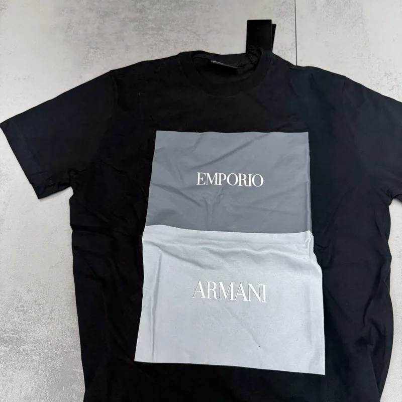 Camiseta Armani 044 - Emporio Armani preta estampa retangular cinza/branca