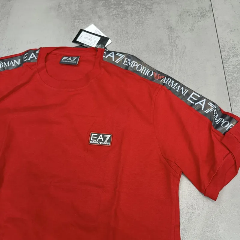 Camiseta Armani 050 - Emporio Armani EA7 vermelha patch e faixa nos ombros