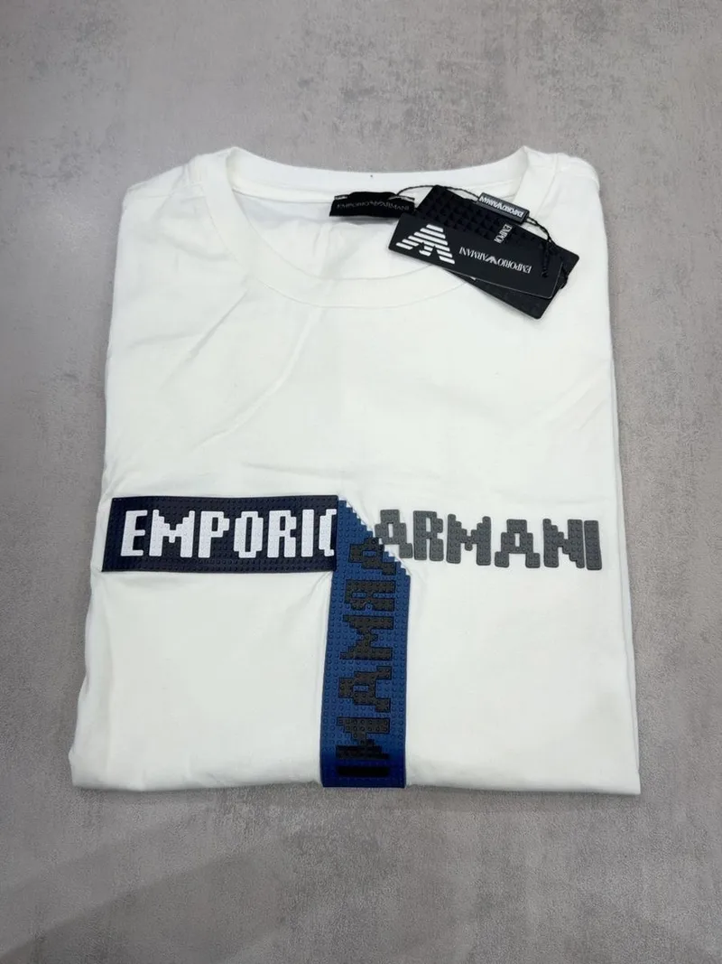 Camiseta Armani 051 - Emporio Armani branca estampa blocos azul/preto/cinza
