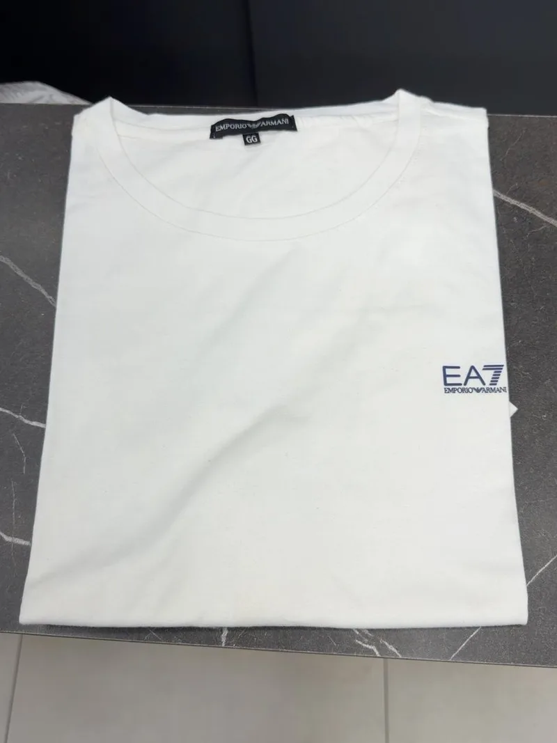 Camiseta Armani 052 - Emporio Armani EA7 branca logo pequeno azul