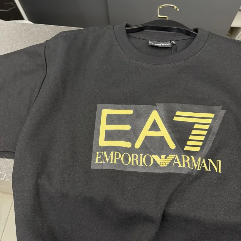 Camiseta Armani 057 - Emporio Armani EA7 preta estampa grande dourada