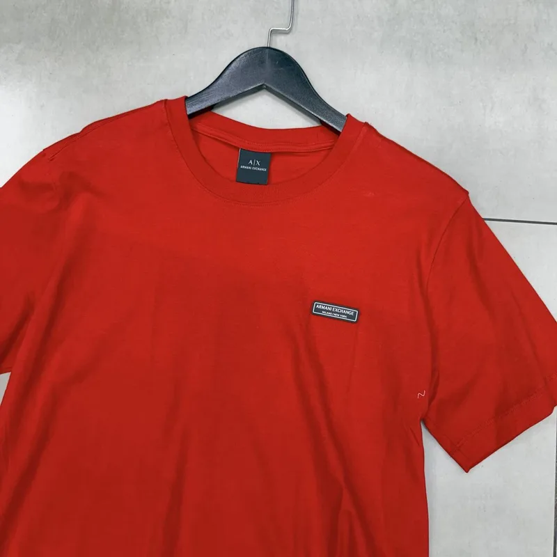 Camiseta Armani 058 - Armani Exchange vermelha patch pequeno preto