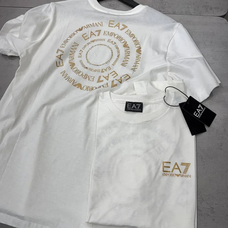 Camiseta Armani 060 - Emporio Armani EA7 branca logo dourado e estampa circular costas