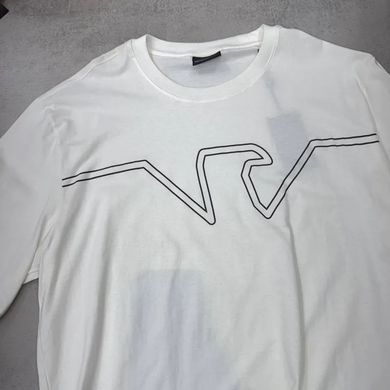 Camiseta Armani 064 - Emporio Armani branca estampa grande contornada preta frontal