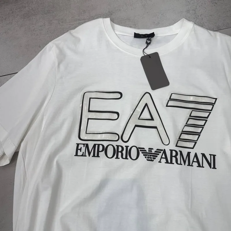 Camiseta Armani 065 - Emporio Armani EA7 branca estampa grande preta/cinza frontal