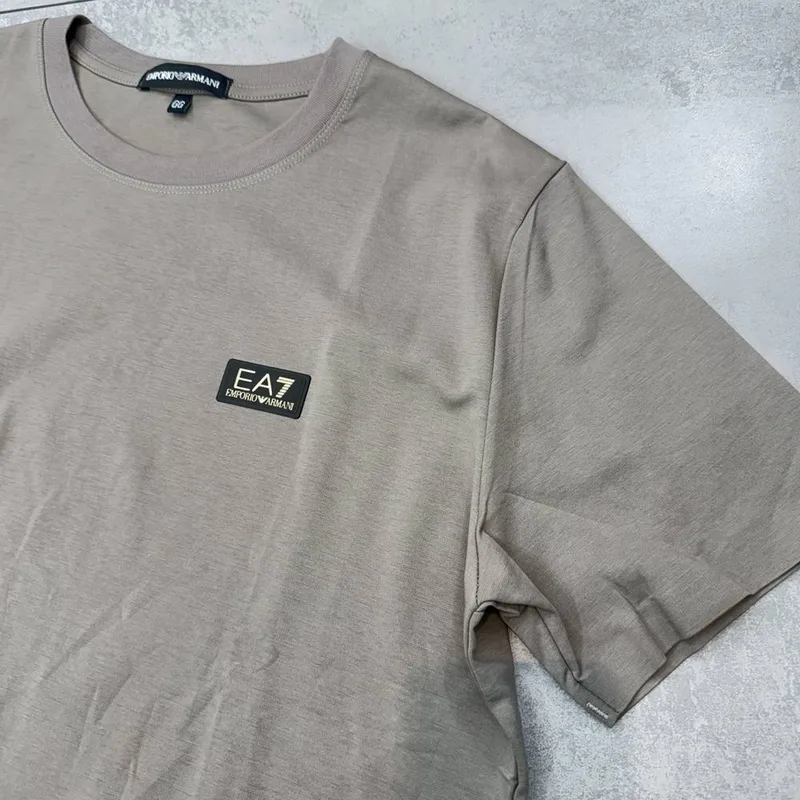 Camiseta Armani 068 - Emporio Armani EA7 bege/cáqui patch preto dourado frontal