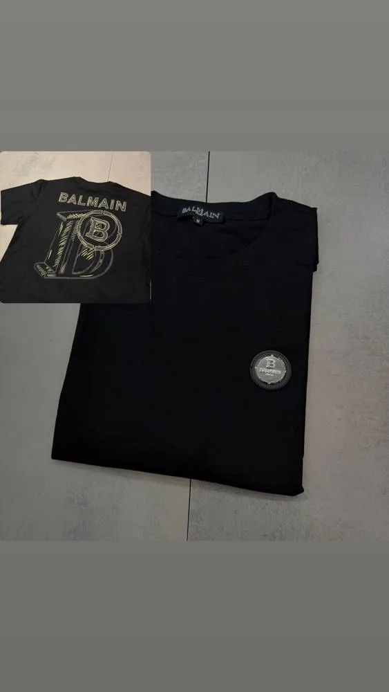 Camiseta Balmain preta patch frontal e estampa dourada costas