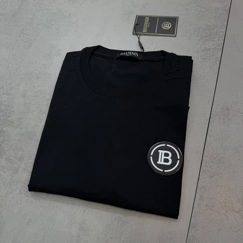 Camiseta Balmain preta patch redondo B frontal