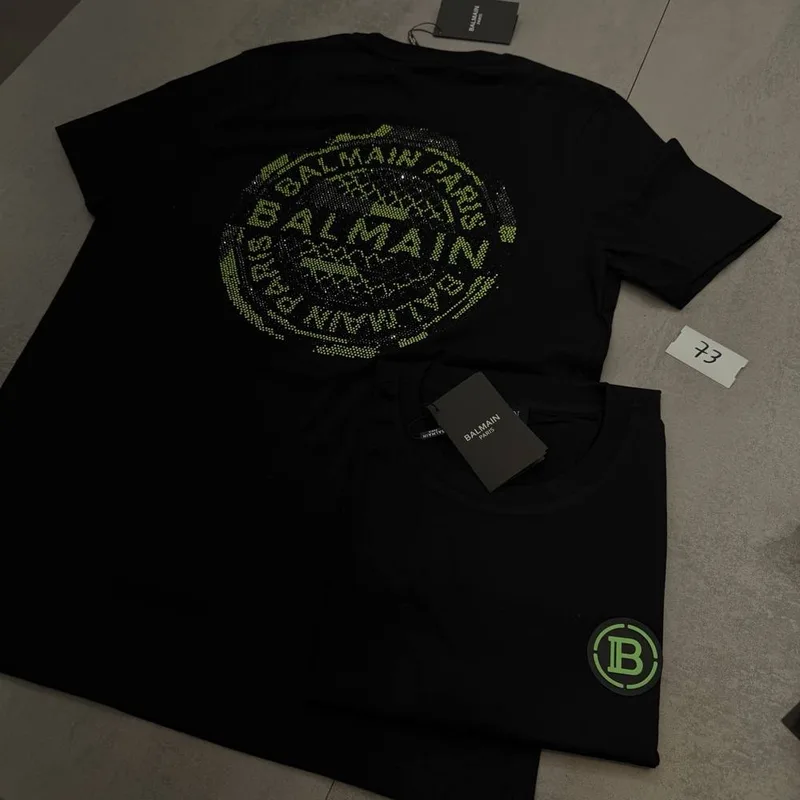 Camiseta Balmain preta patch verde e estampa circular verde/cristais