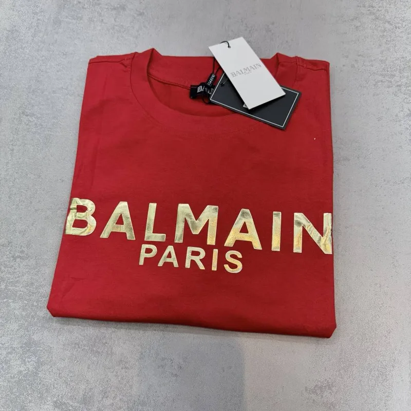 Camiseta Balmain vermelha escrita dourada Balmain Paris