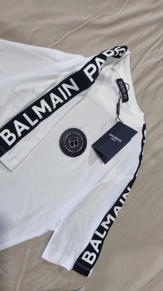 Camiseta Balmain branca patch B e faixa Balmain Paris nas mangas