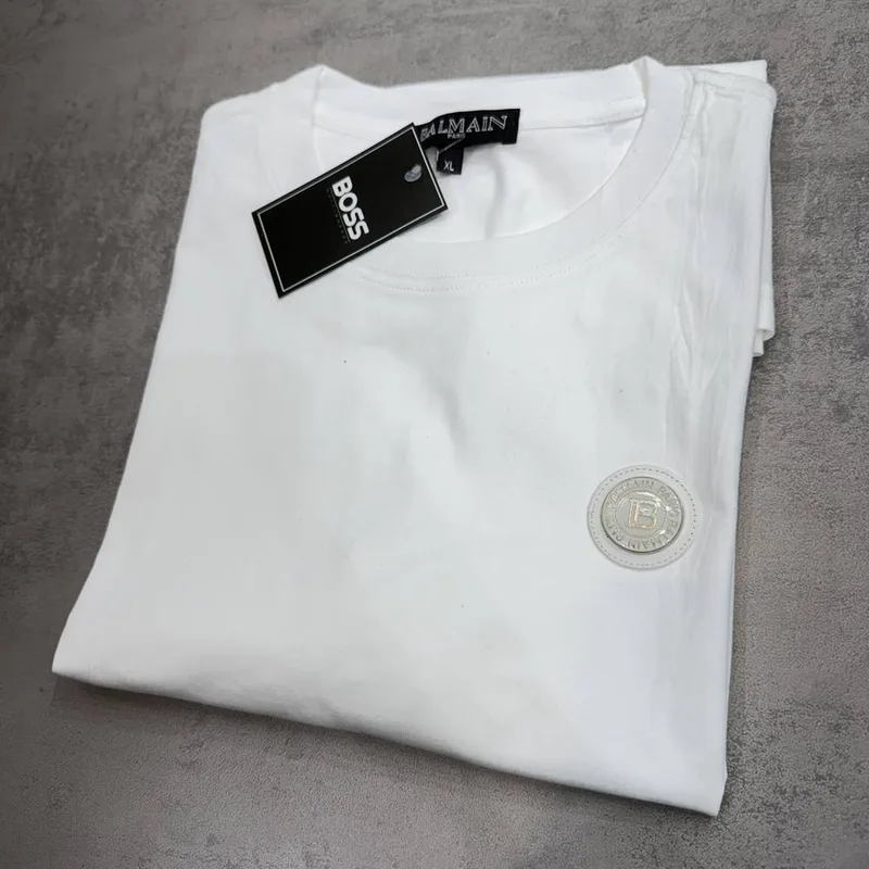 Camiseta Balmain branca patch redondo branco/dourado