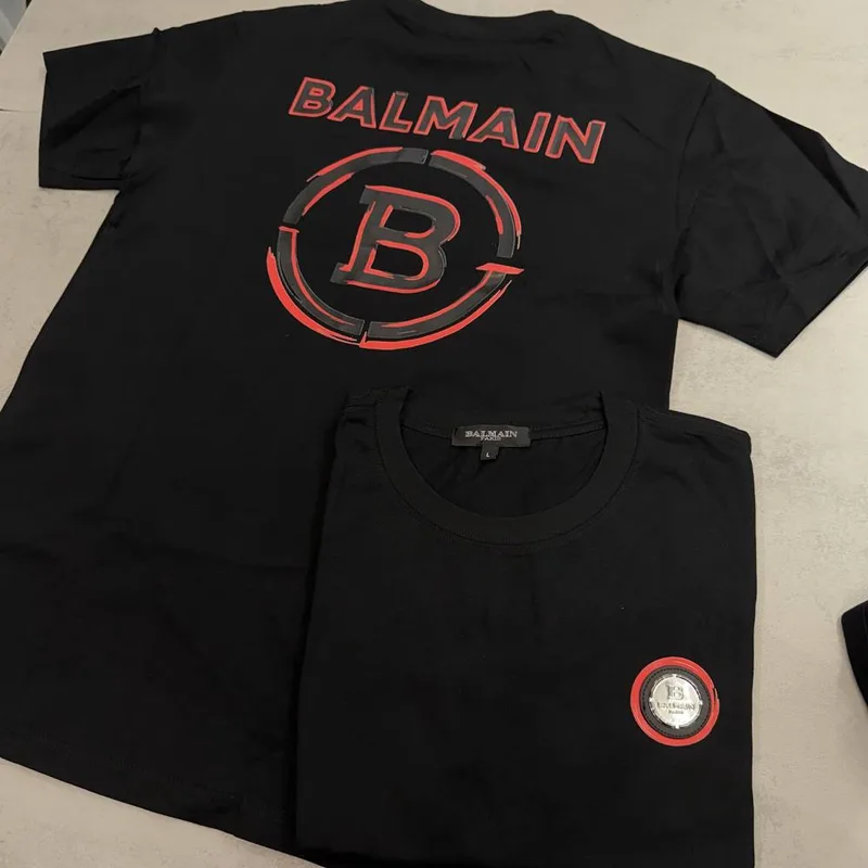 Camiseta Balmain preta patch vermelho e estampa B vermelha costas