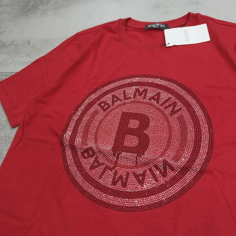 Camiseta Balmain vermelha estampa circular em pedras preta/prata