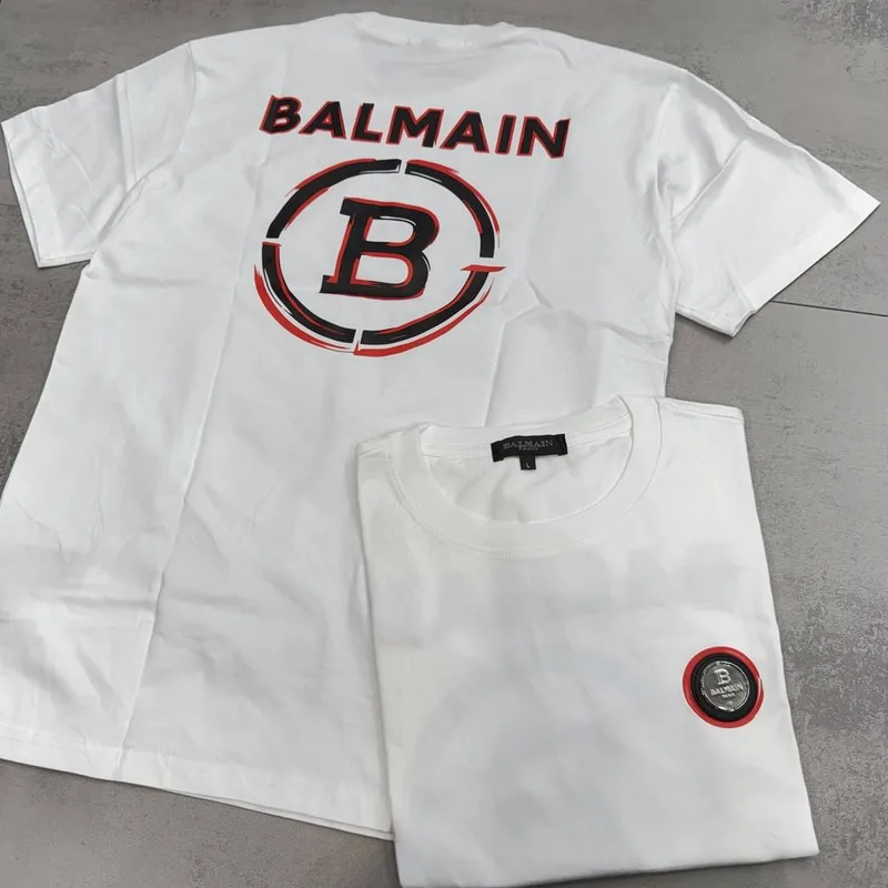 Camiseta Balmain branca patch vermelho e estampa B vermelha costas