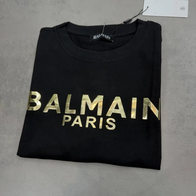 Camiseta Balmain preta escrita dourada Balmain Paris