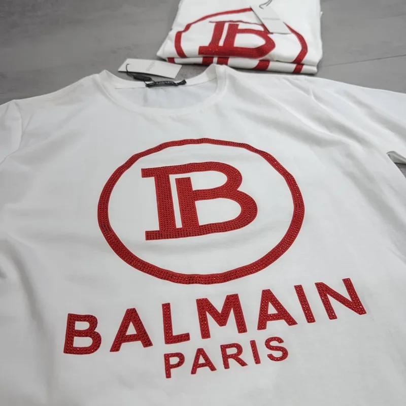 Camiseta Balmain branca estampa grande vermelha B Balmain Paris