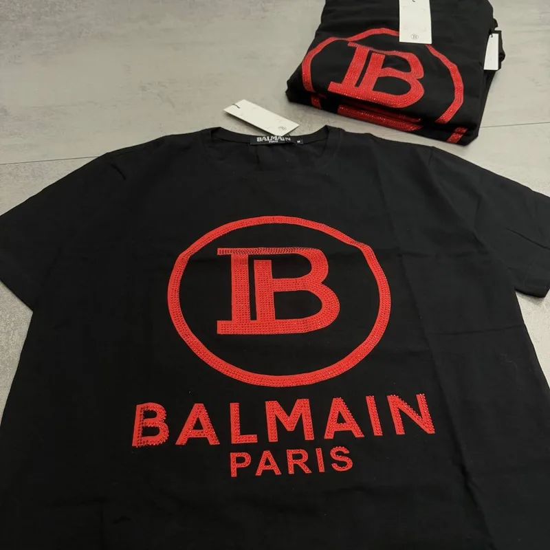 Camiseta Balmain preta estampa grande vermelha B Balmain Paris