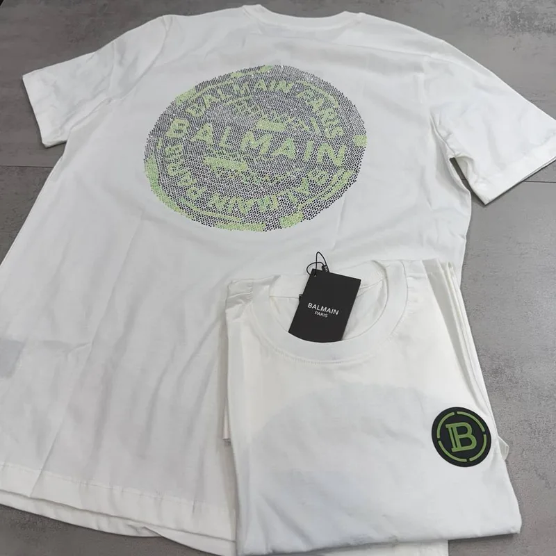Camiseta Balmain branca patch verde e estampa circular verde costas