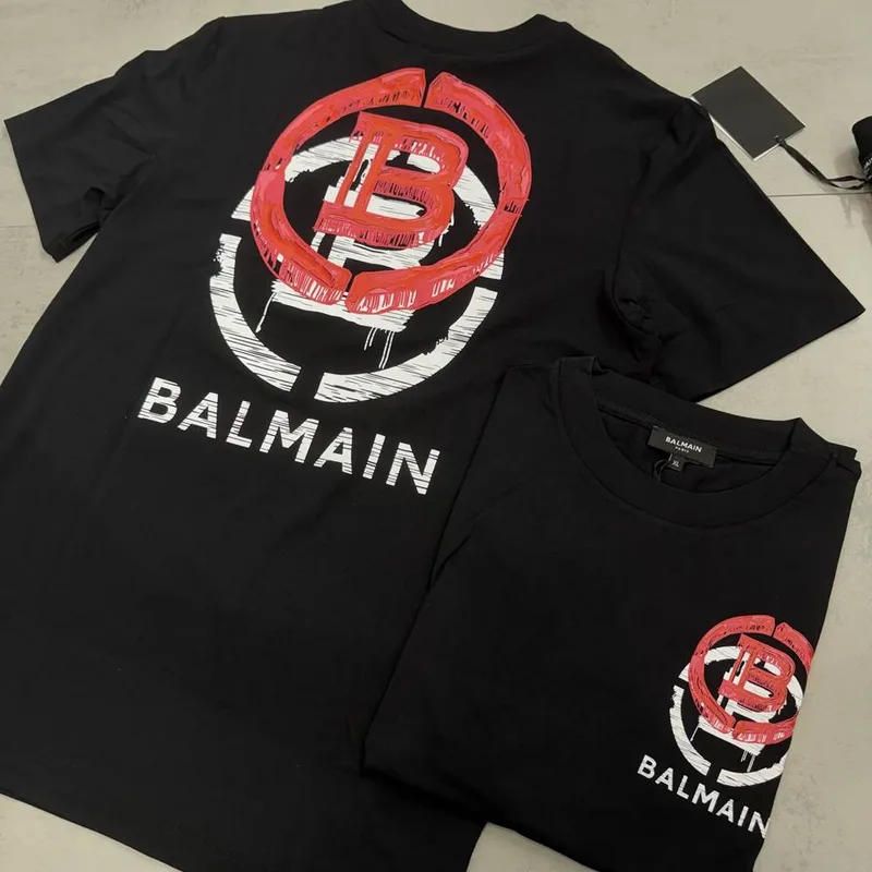 Camiseta Balmain preta estampa B preta/branca/vermelha