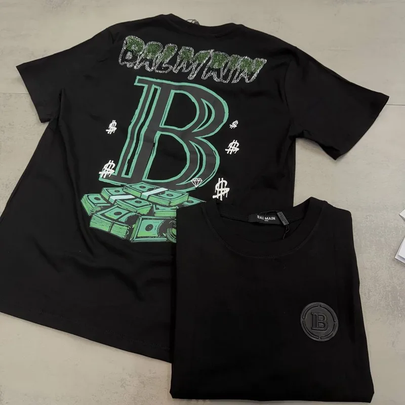 Camiseta Balmain preta patch B e estampa verde dinheiro costas