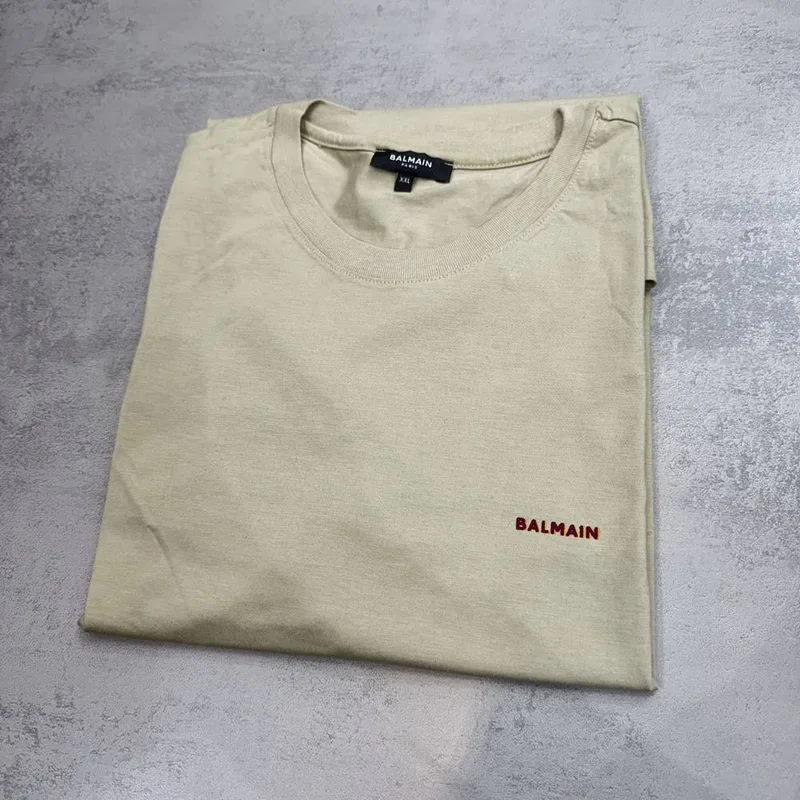Camiseta Balmain bege escrita pequena Balmain frontal
