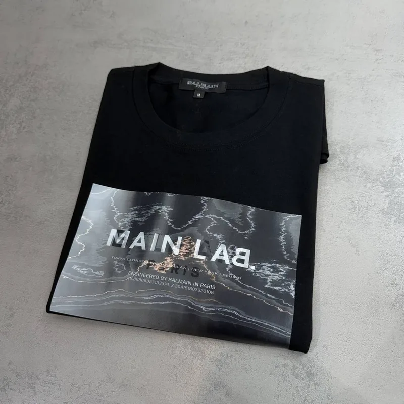 Camiseta Balmain preta estampa retangular marmorizada Balmain Paris