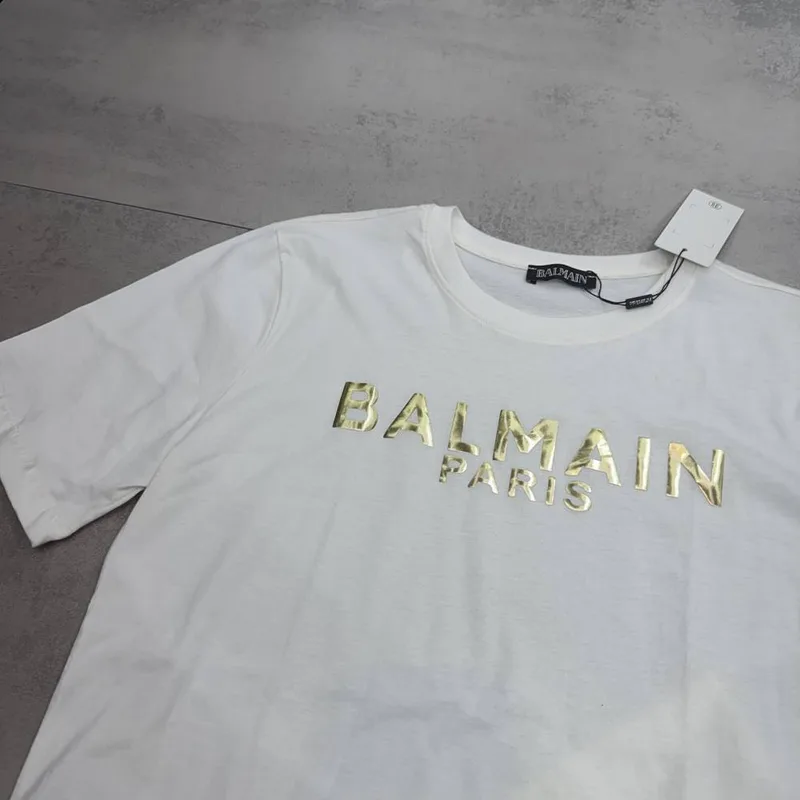 Camiseta Balmain branca escrita dourada Balmain Paris